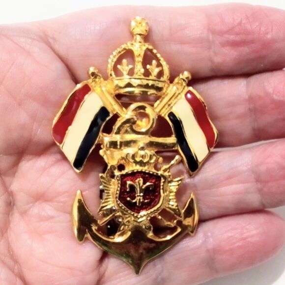 Premier Designs Nautical and Crown Themed Gold Tone Enamel Brooch - Picture 5 of 6